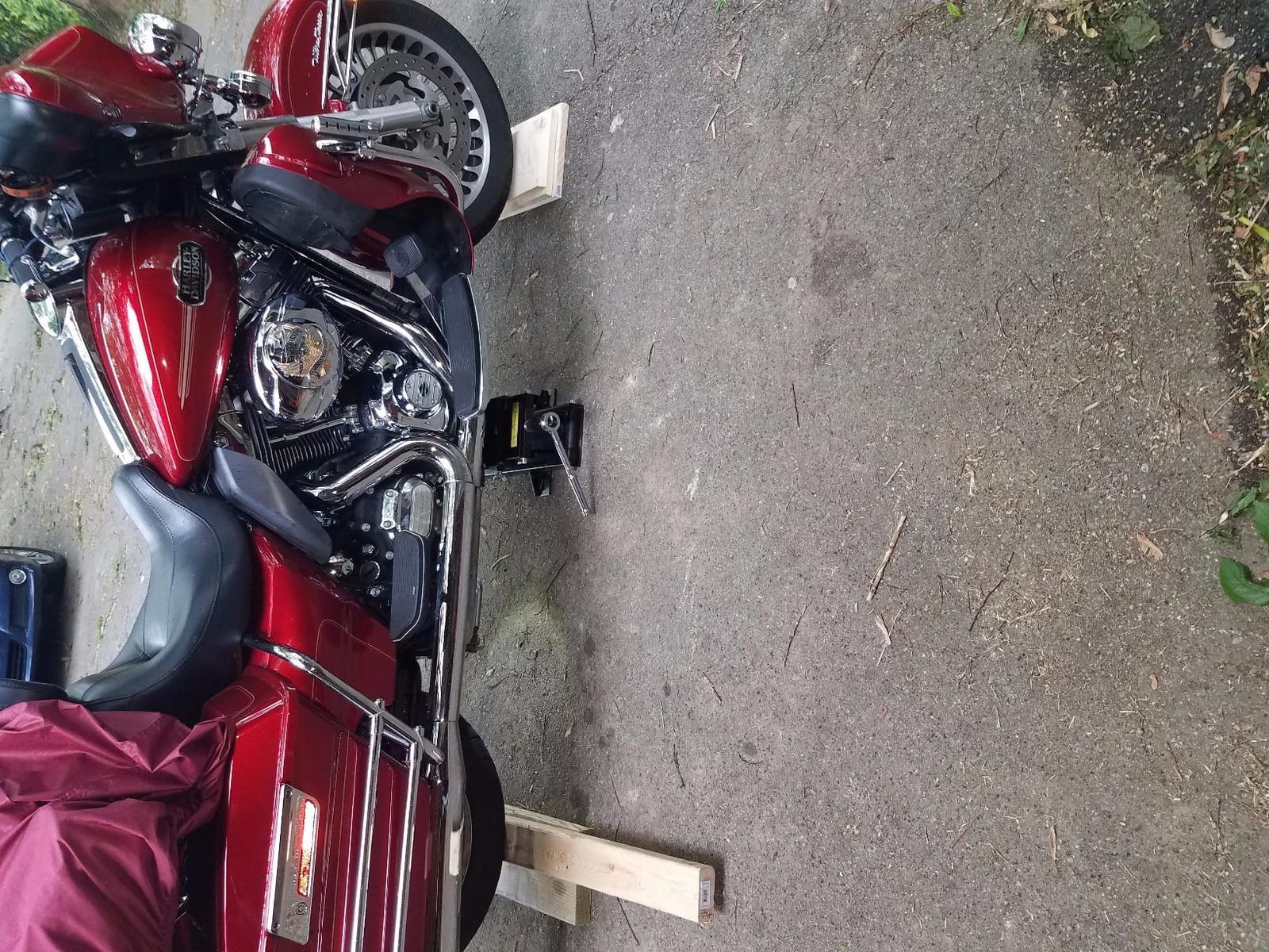Black Widow Steel Motorcycle Tire Jack, 3.75 to 16.25 In Lift, 1,100 lb customer photo 1