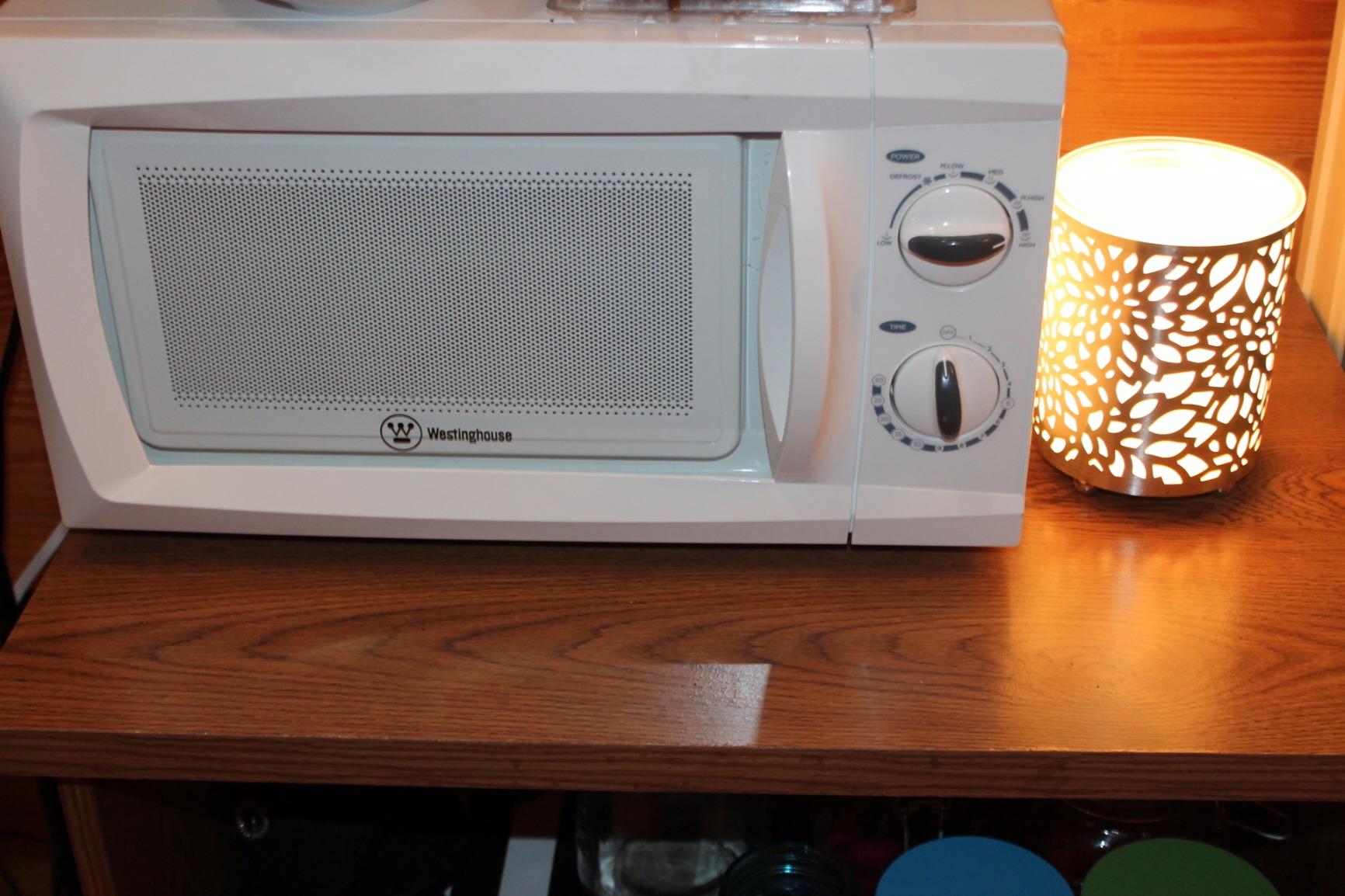 Commercial Chef 0.6 Cu. Ft. Countertop Microwave Oven, CHM660B, Black customer photo 2