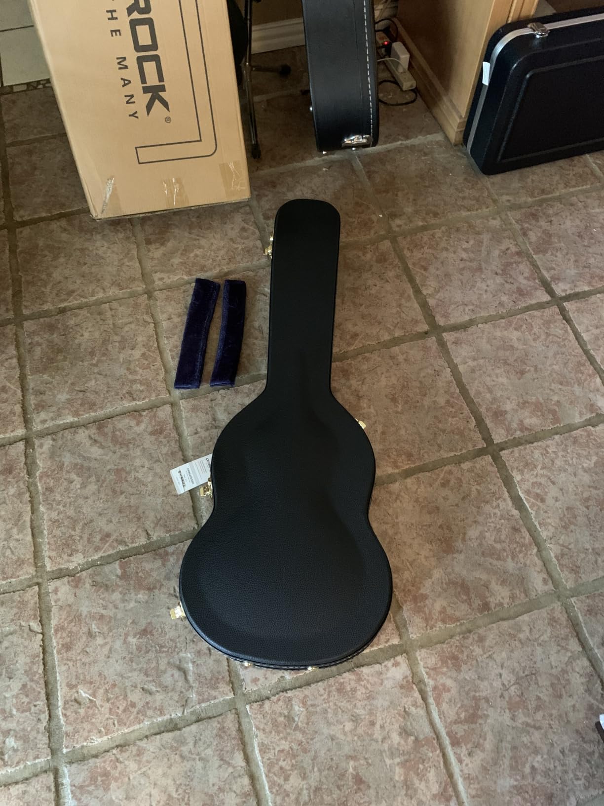 Crossrock Wooden Dreadnought Acoustic Guitar Case | Arched Top, Padded Interior, Lock & Storage – Fits Martin D-28, Taylor 210, Yamaha FG-Black(CRW600DBK) customer photo 2