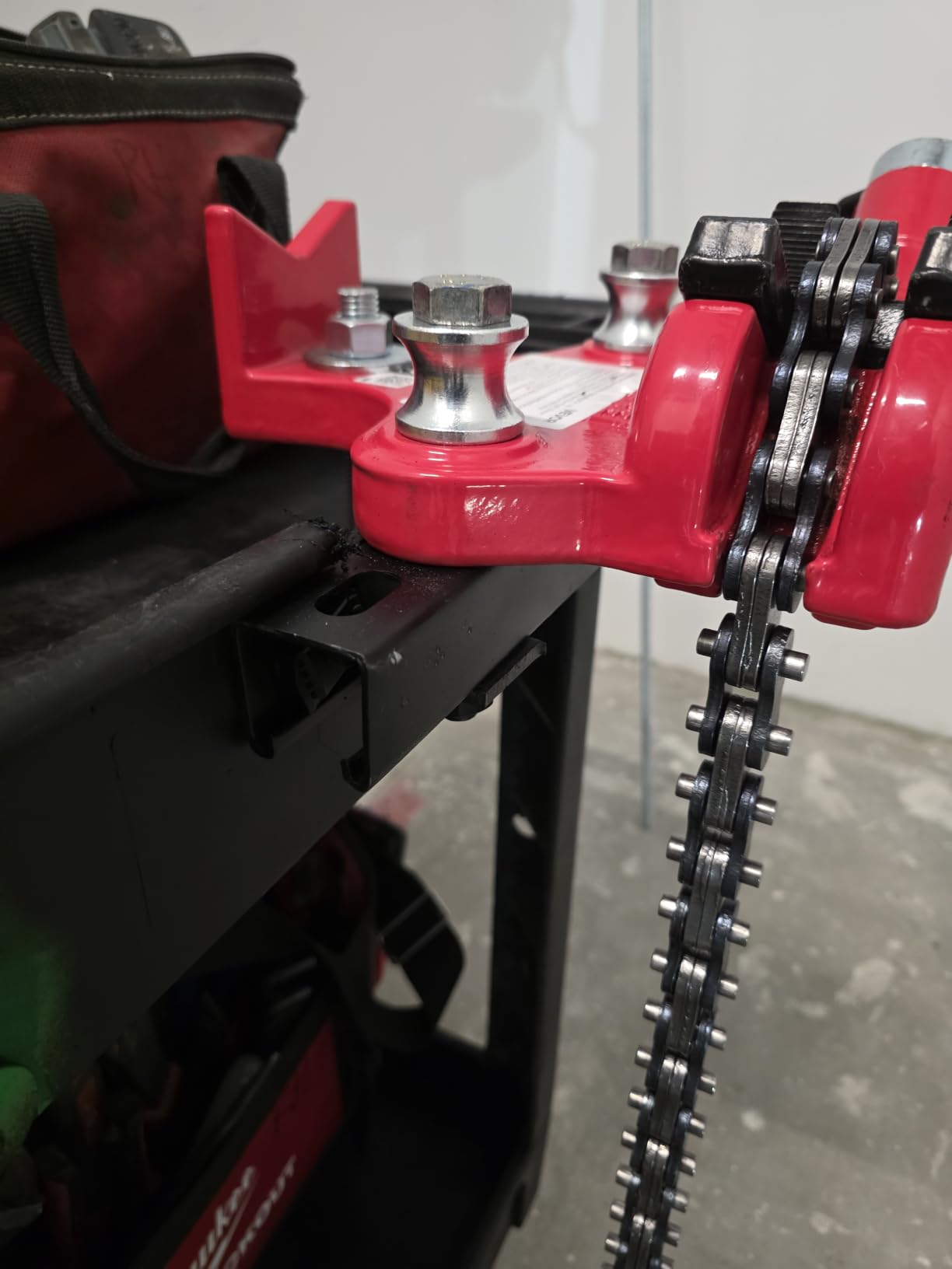 Mophorn Screw Bench Chain Vise 1/8 to 5-Inch Pipe Capacity, Heavy Duty Bench Chain Pipe Vise with Crank Handle, Neoprene-Coated Jaw, Cast Iron Material Ideal for a Variety of Pipes customer photo 1