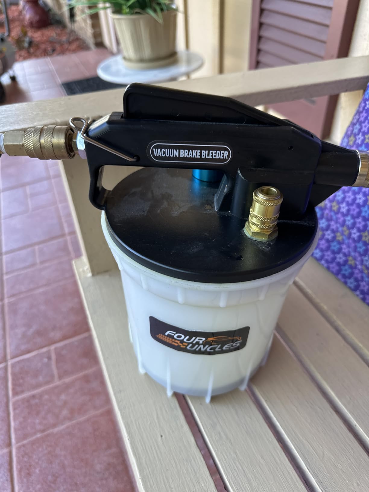FOUR UNCLES 2L Pneumatic Brake Bleeder Vacuum Pump Kit with 13 PCS Adapters customer photo 2