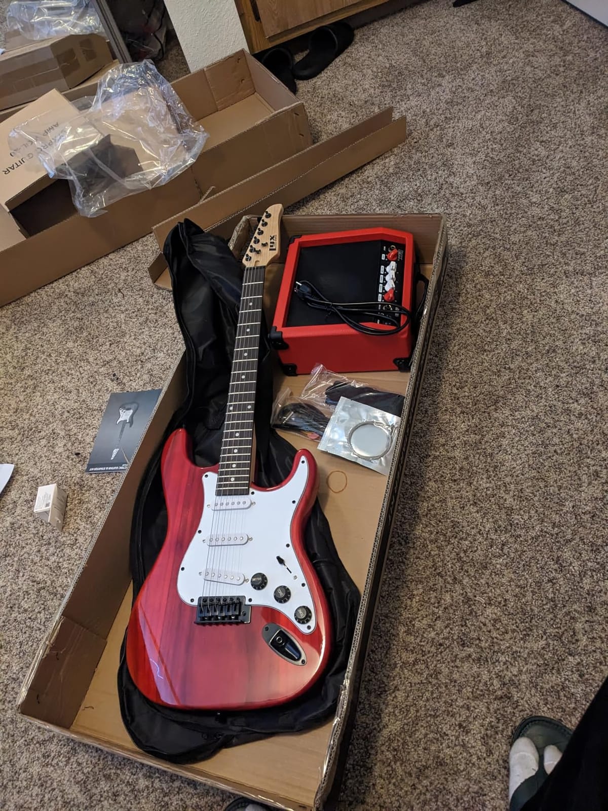 LyxPro 39 inch Electric Guitar Kit Bundle with 20w Amplifier, All Accessories, Digital Clip On Tuner, Six Strings, Two Picks, Tremolo Bar, Shoulder Strap, Case Bag Starter kit Full Size - Blue customer photo 1