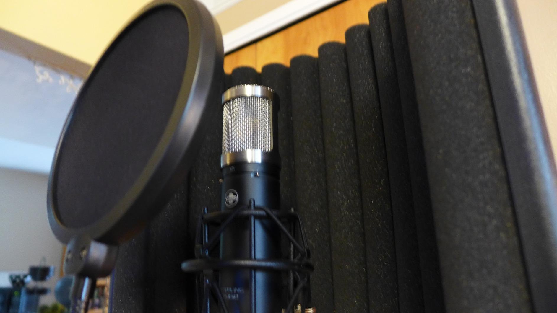 SE ELECTRONICS RF-X Reflexion Filter - Portable Microphone Isolation Shield for Recording Music, Podcasts & Voice-Overs - Four-Layer Acoustic Sound Shield for Home Recording Studio Equipment (Red) customer photo 2
