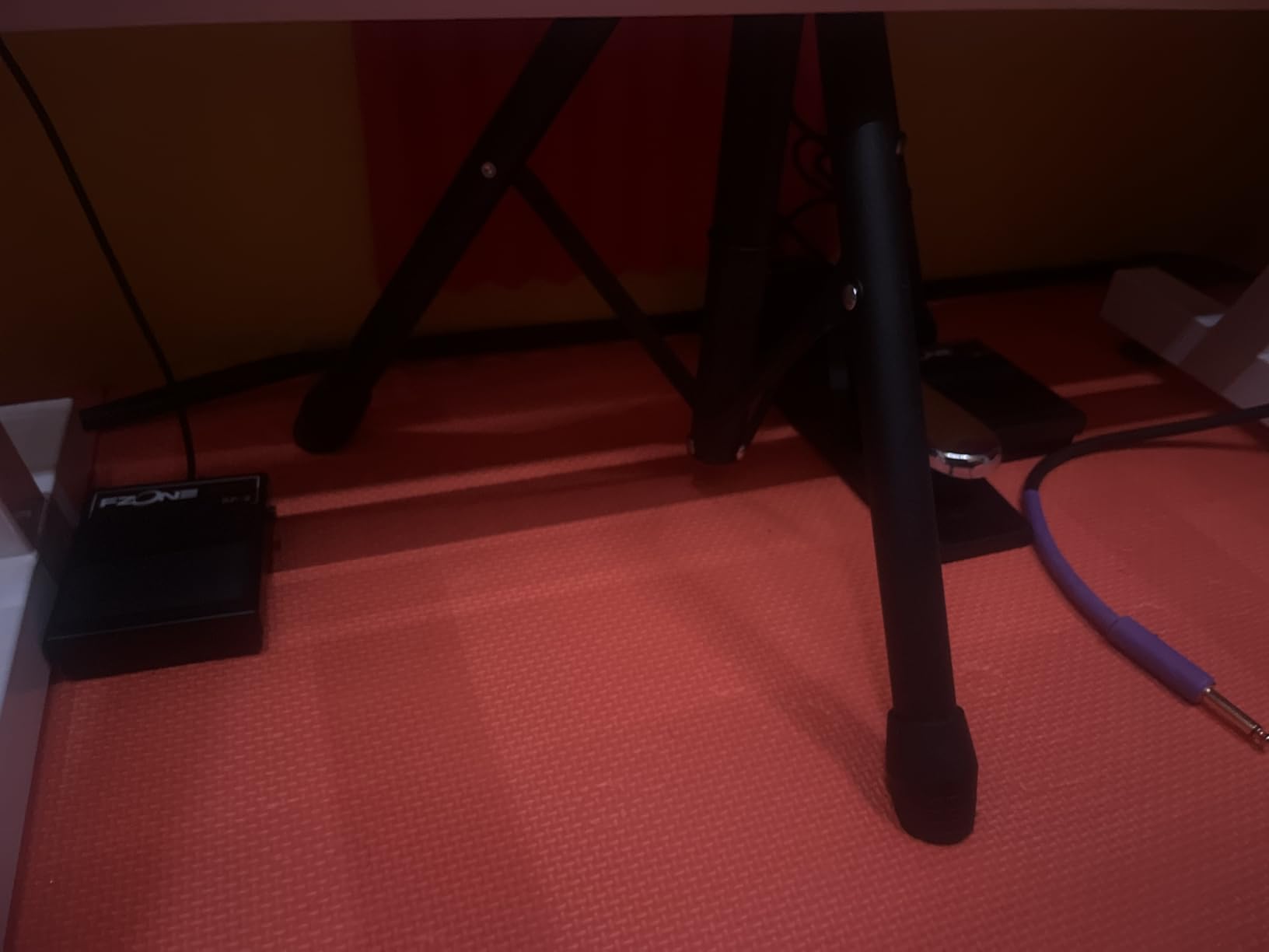 FZONE Compact Sustain Pedal for Keyboards Digital Pianos Synthesizers,Tone Modules,Drum Machines All Metal Heavy Design,Non-Slip,with Polarity Switch customer photo 1