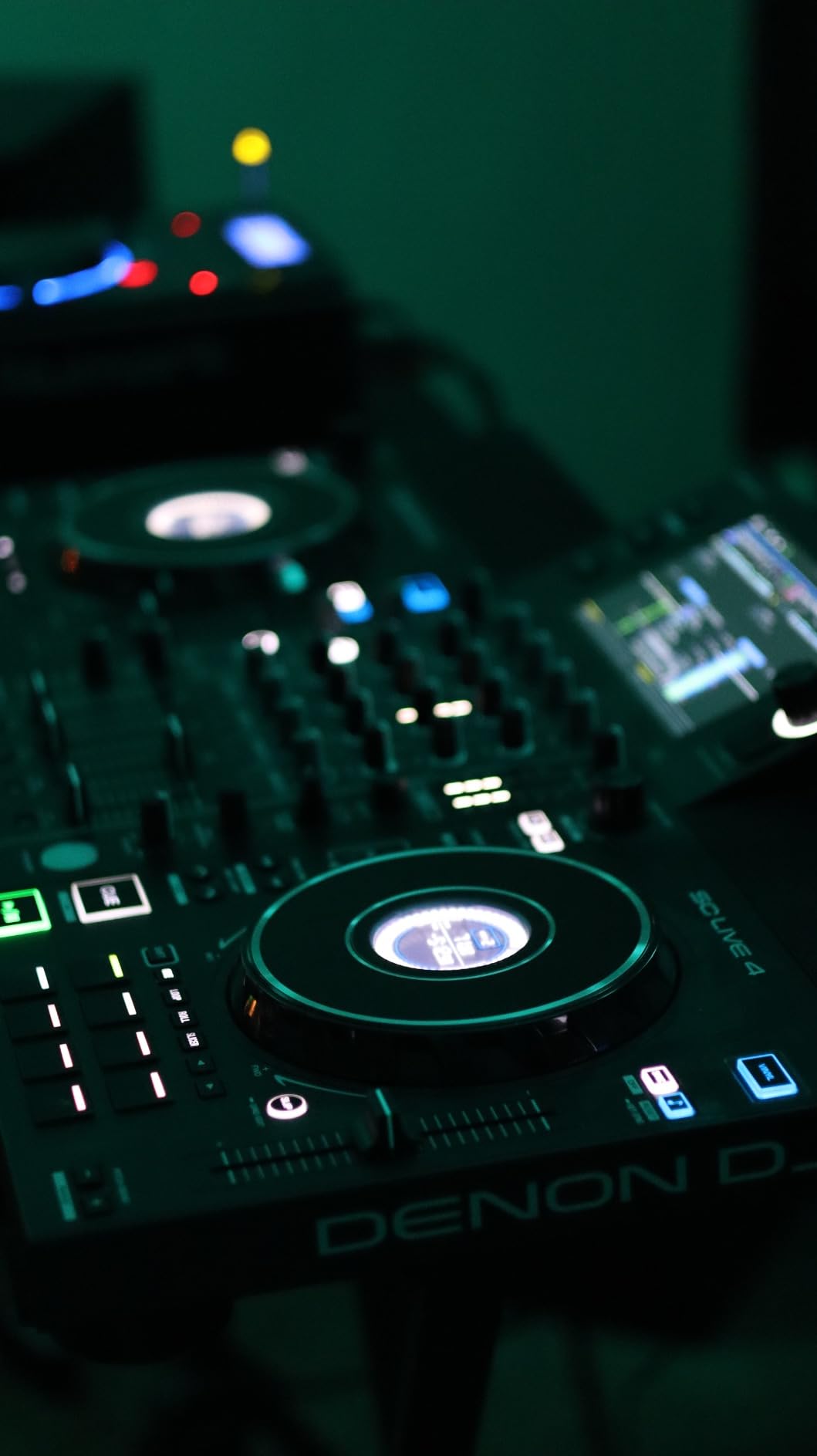 Denon DJ SC LIVE 4 Standalone DJ Controller Black customer photo 1