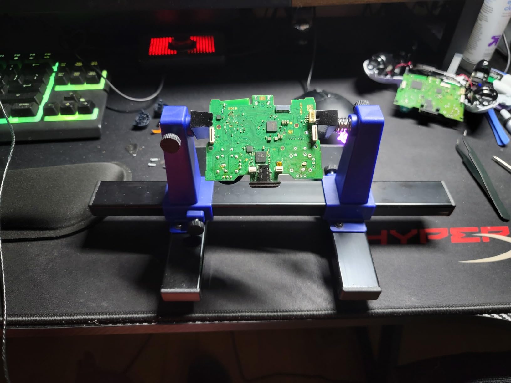 QWORK Adjustable PCB Holder Frame – 360° Rotating Metal Stand for Soldering, Repair & Inspection customer photo 1