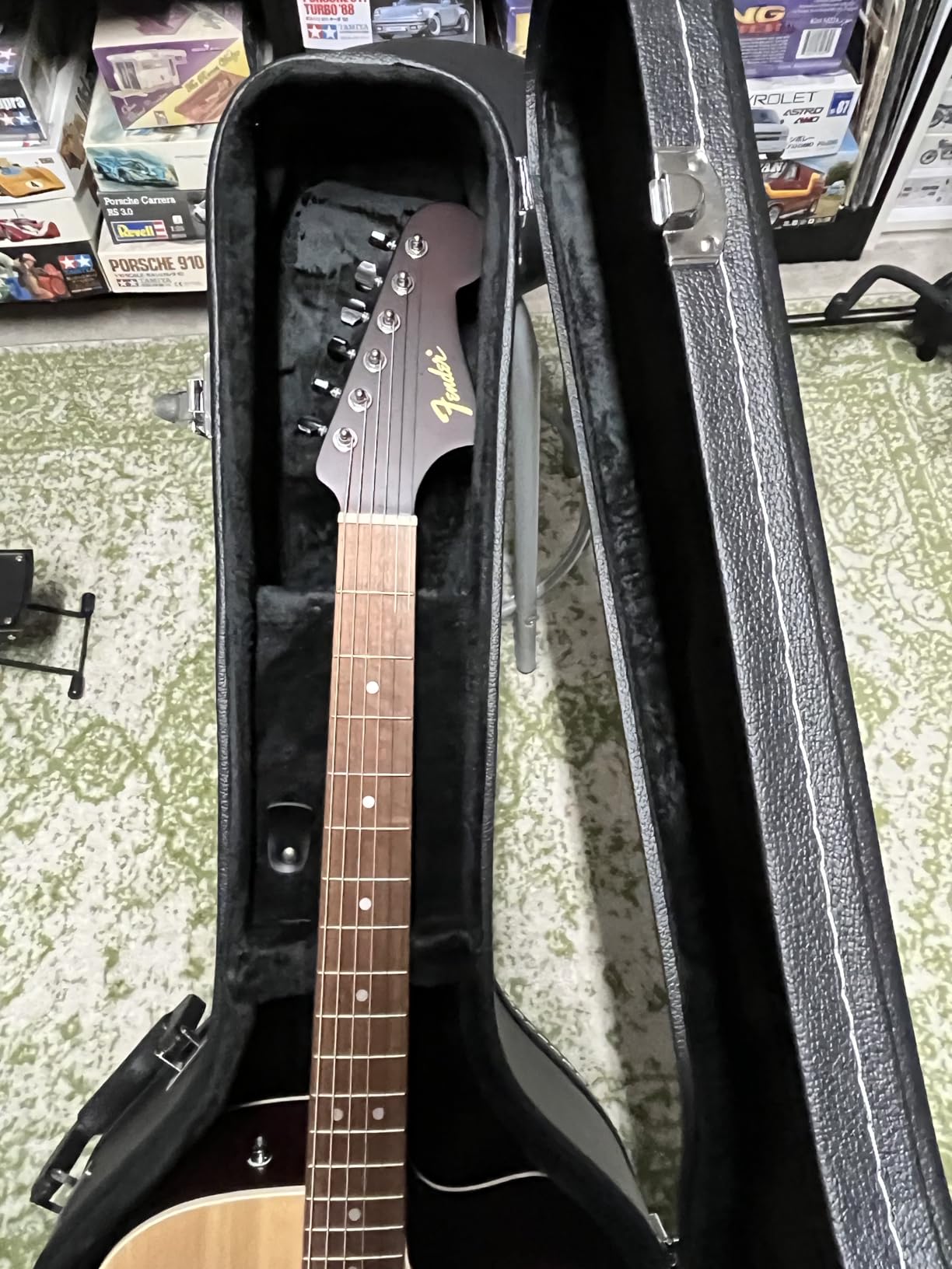 Gearlux Dreadnought Acoustic Guitar Hardshell Case with Accessory Compartment - Black customer photo 2
