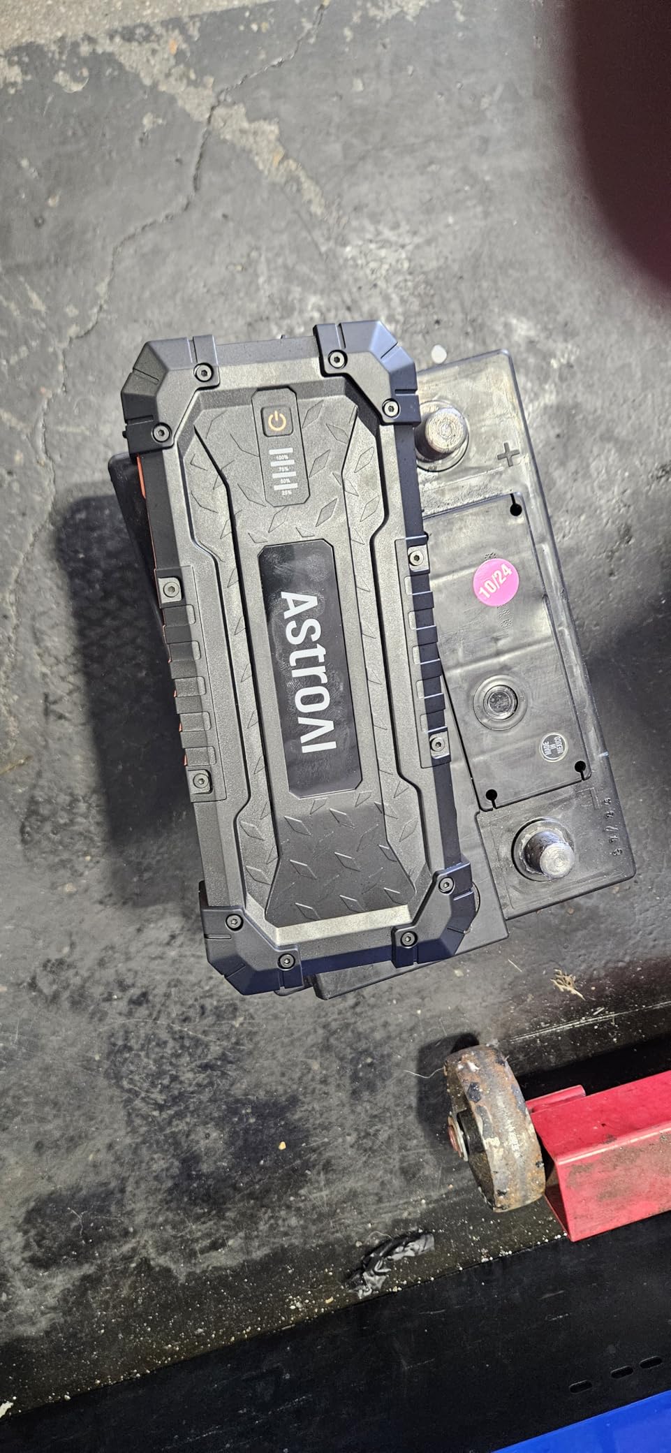 AstroAI S8 Ultra 12V 4000A Lithium Jump Starter Up to All Gas/12L Diesel customer photo 2