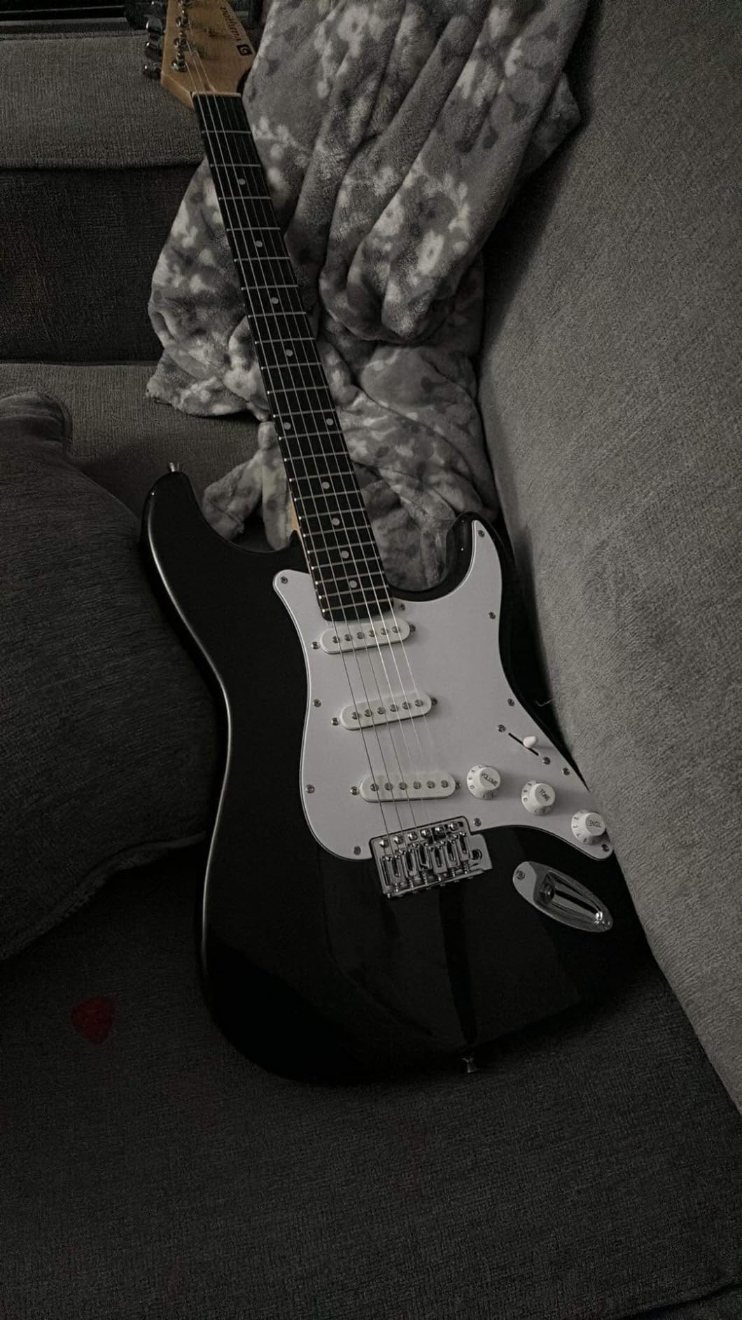 Vangoa 39 Inch Full Size Electric Guitar Beginner Kit Solid Body SSS Pickups with Amp, Bag, Tremolo Bar, Strings, Tuner, Picks, Strap, Capo, Cable for Starter Girls Adults Teens, Petal Pink customer photo 2