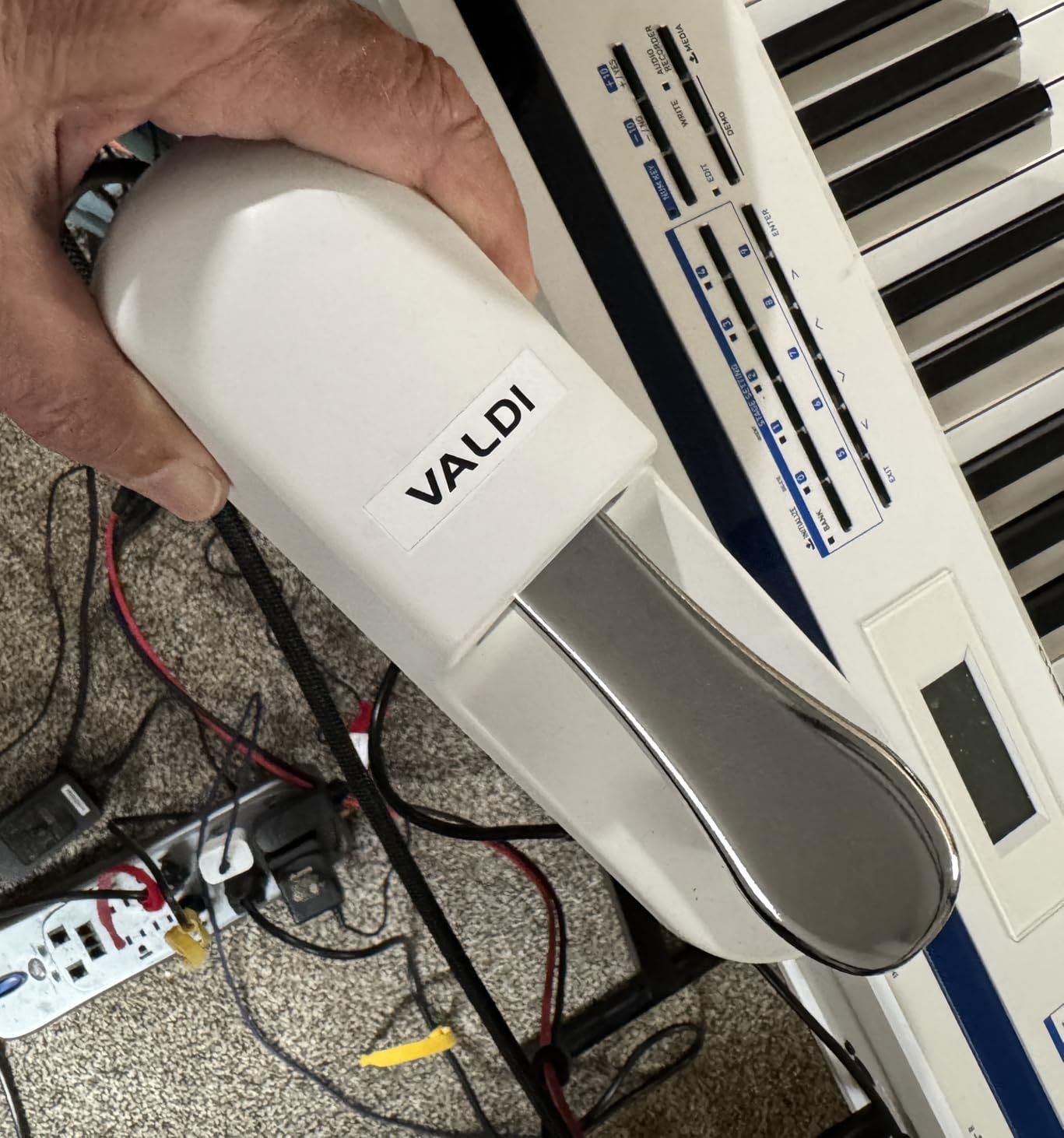 VALDI BP-3 Sustain Pedal - Universal Pedal for Keyboard Piano, Digital Pianos, MIDI Keyboards & Synths - Conversion Switch for All Brands - 1/4'' Jack, Anti-Slip Design, Extended Cable (BLACK) customer photo 1