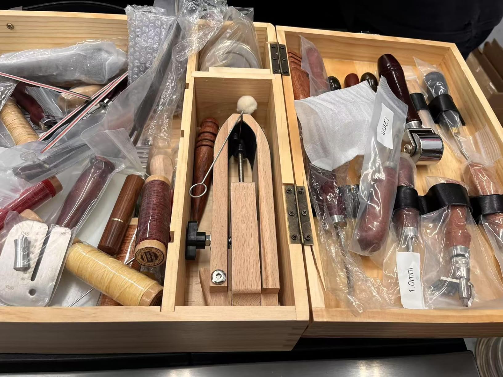 BUTUZE Leather Working Kit, Boxed Leather Tooling Kit, All-in-one customer photo 2