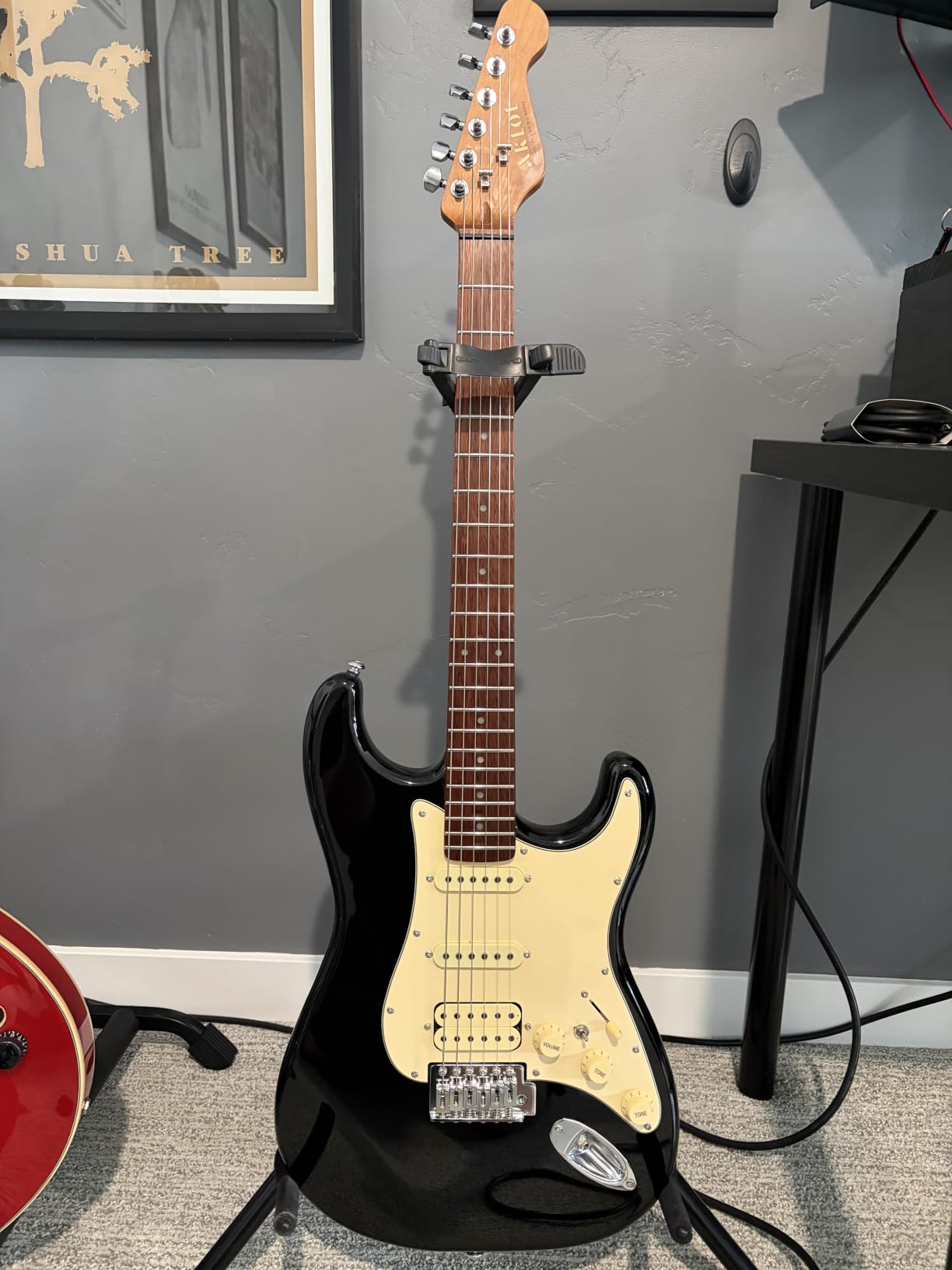 AKLOT Beginner Electric Guitar Kit: 10W Amp, Coil-Split HSS Pickups, Lesson Book, Roasted Maple Neck, Gig Bag, Tuner, Strap, Picks, Stryde Violet Venom customer photo 1