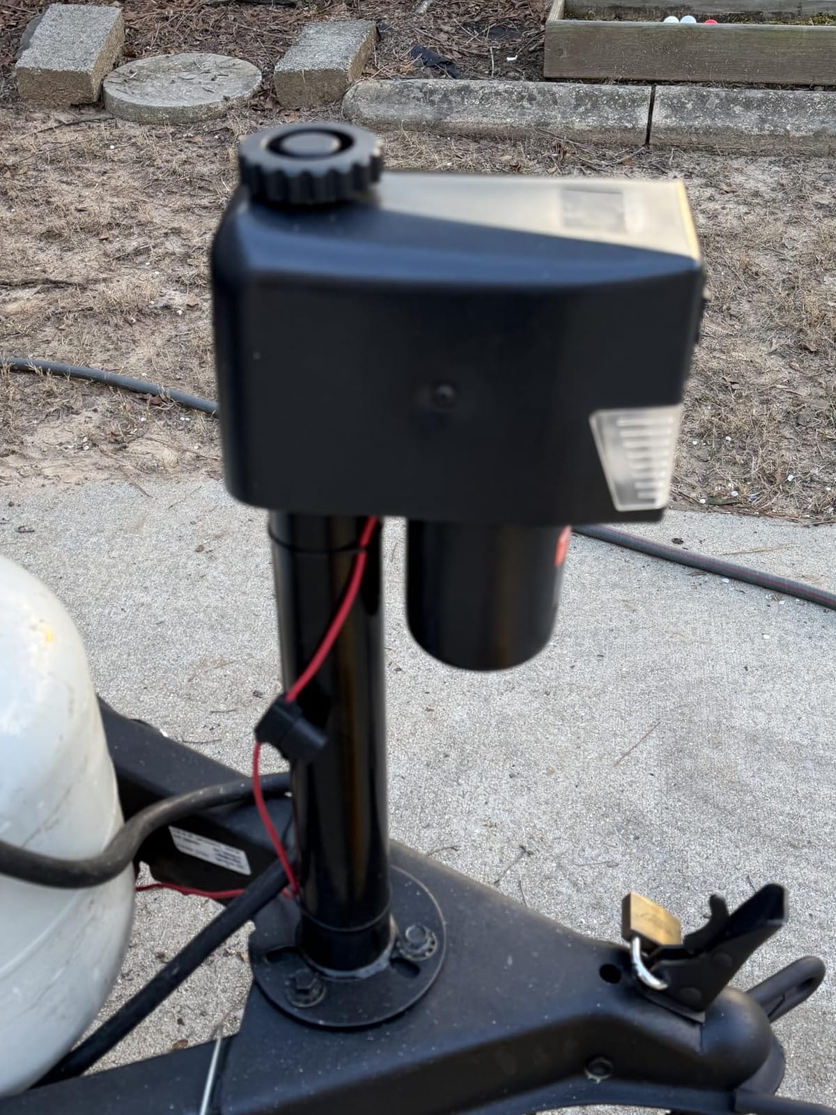 VEVOR Electric Trailer Jack, 7500 lbs Capacity, Electric Power Tongue Jack with Waterproof Protective Cover & LED Light for Travel Trailer, Camper, RV, 9.84-33.85 in Lift, 12V DC with Wiring, Black customer photo 2